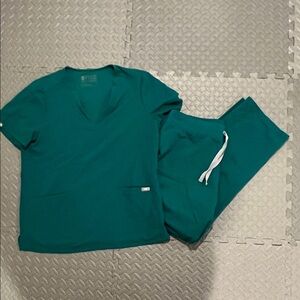 Figs Women's Casma top and Livingston pant in  Hunter Green Both size Large